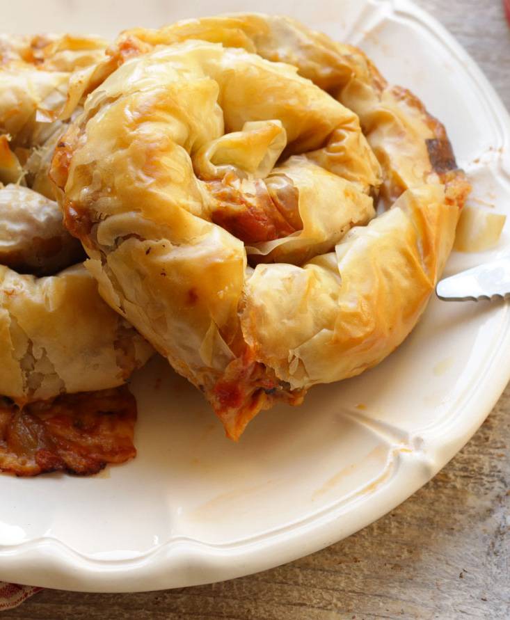 Spirali di pasta fillo con melanzane e pomodoro