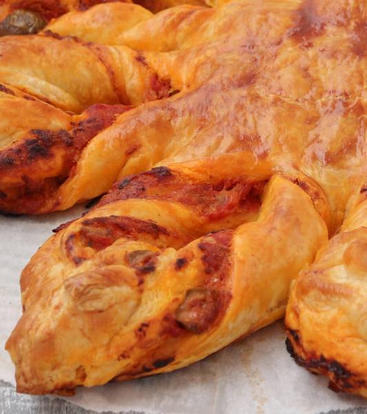 Stella di sfoglia al tonno olive e pomodoro