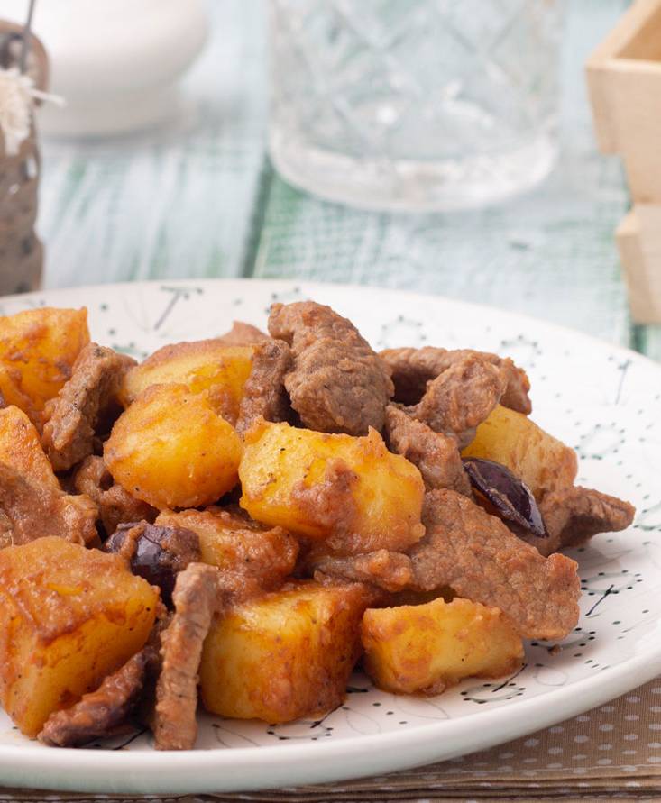 Straccetti di carne con patate e olive