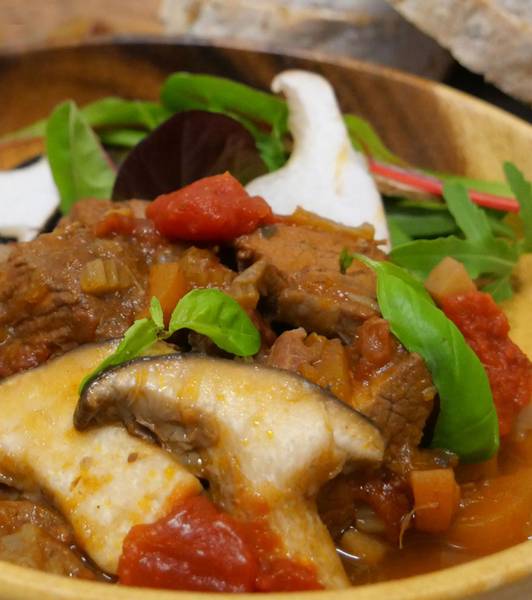 牛肉とエリンギ茸のトマト煮込み、バジル風味