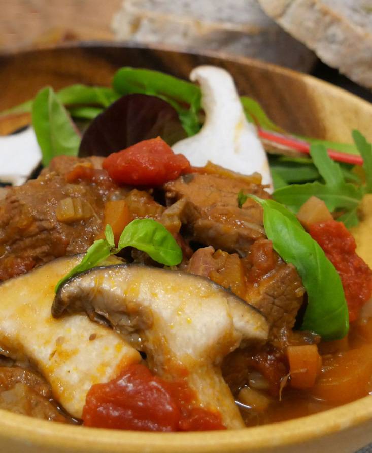 牛肉とエリンギ茸のトマト煮込み、バジル風味