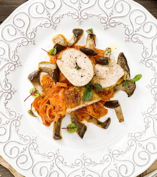 Suprema di faraona con porri stufati al pomodoro e cardoncelli trifolati