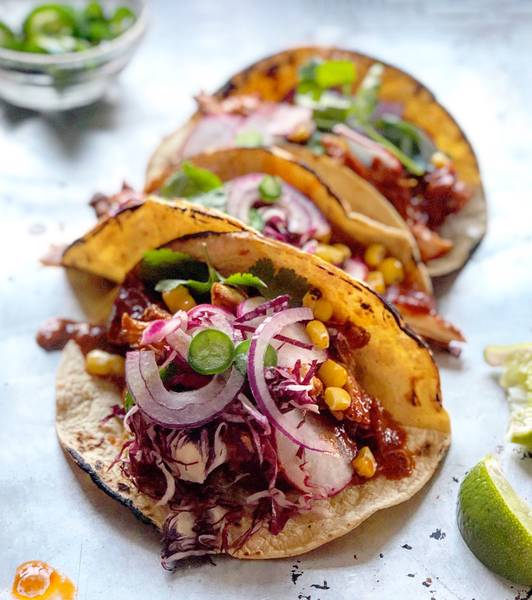 Tacos de pollo braseado con cerveza y tomate