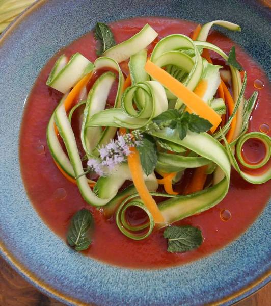 ミント風味のトマトソースのズッキーニのタリアテッレサラダ