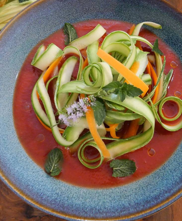 ミント風味のトマトソースのズッキーニのタリアテッレサラダ