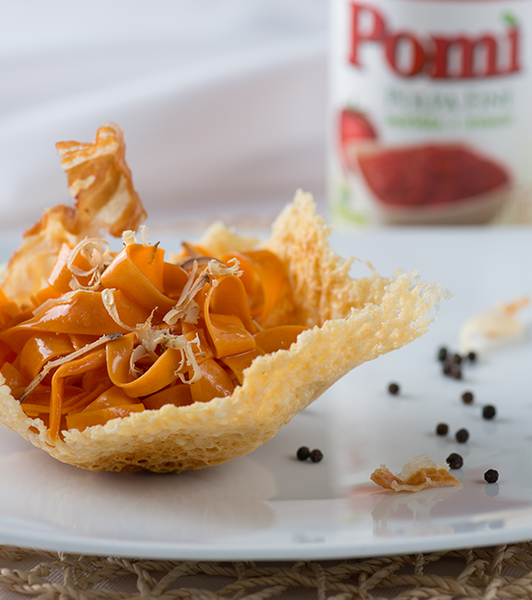 Tagliatelle di amatriciana, cestino di pecorino e guanciale croccante