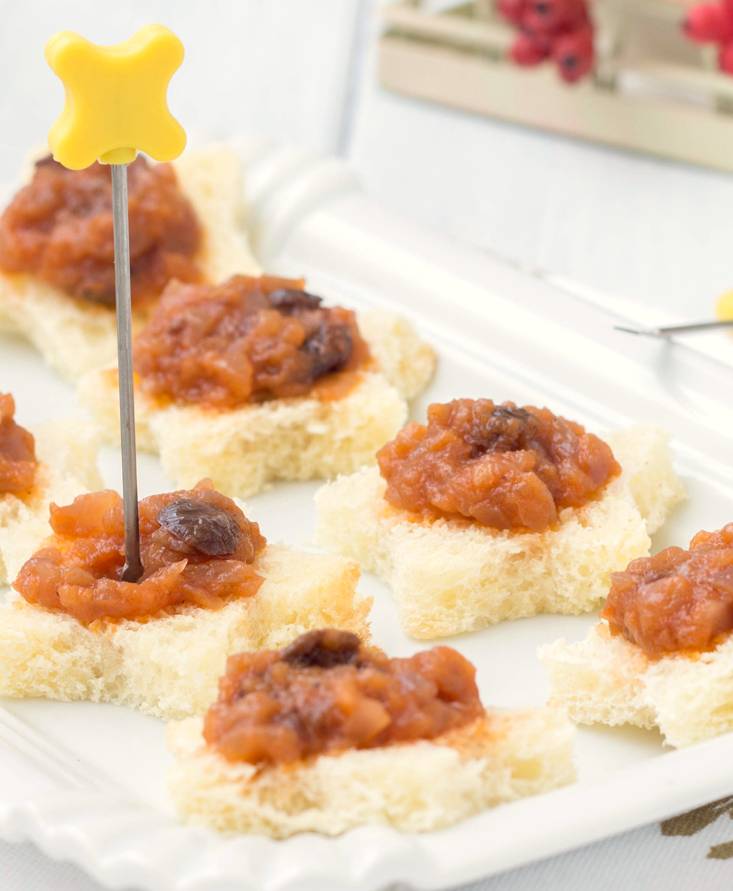 Tartine per aperitivo con crema di cipolle olive e pomodoro