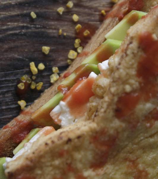 Tostada francesa con aguacate, queso feta y jugo de tomate