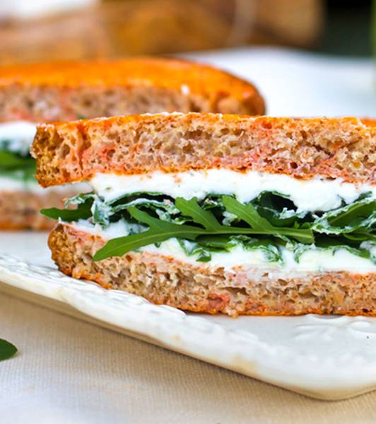 French Toast al pomodoro con caprino e rucola