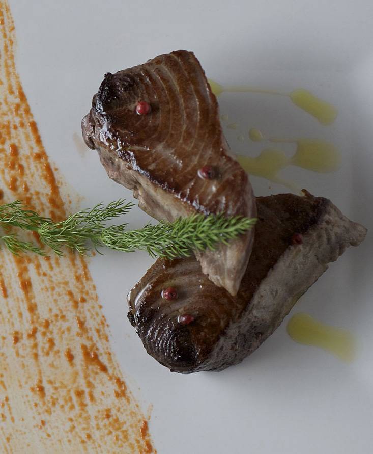 Fresh tuna steaks with tomato, balsamic vinegar, pink pepper and wild fennel