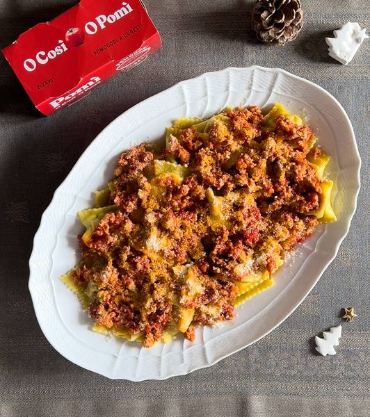Tortelli di zucca mantovani con ragù di pomodoro e salamella