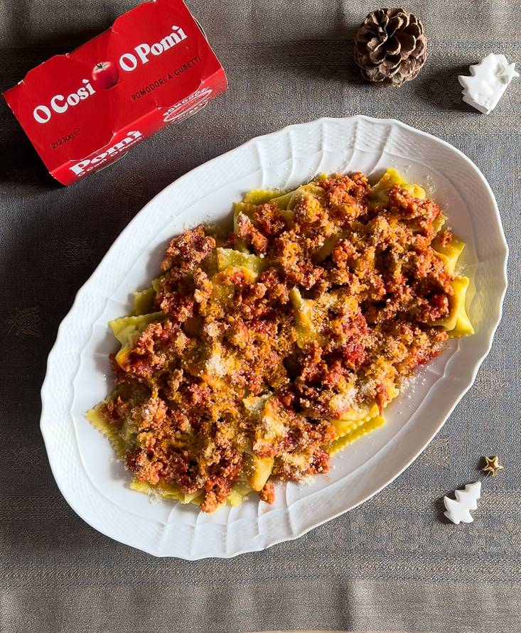 Tortelli di zucca mantovani con ragù di pomodoro e salamella