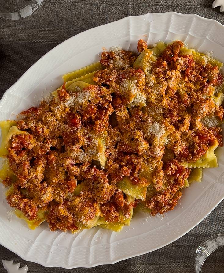 Tortelli di zucca mantovani con ragù di pomodoro e salamella