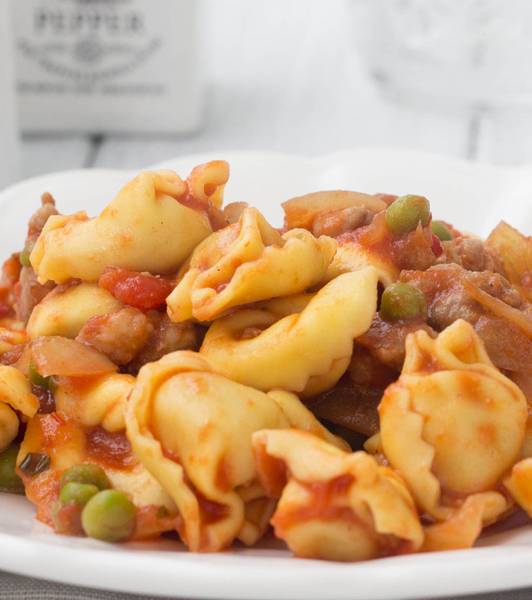 Tortellini al sugo di salsiccia e piselli