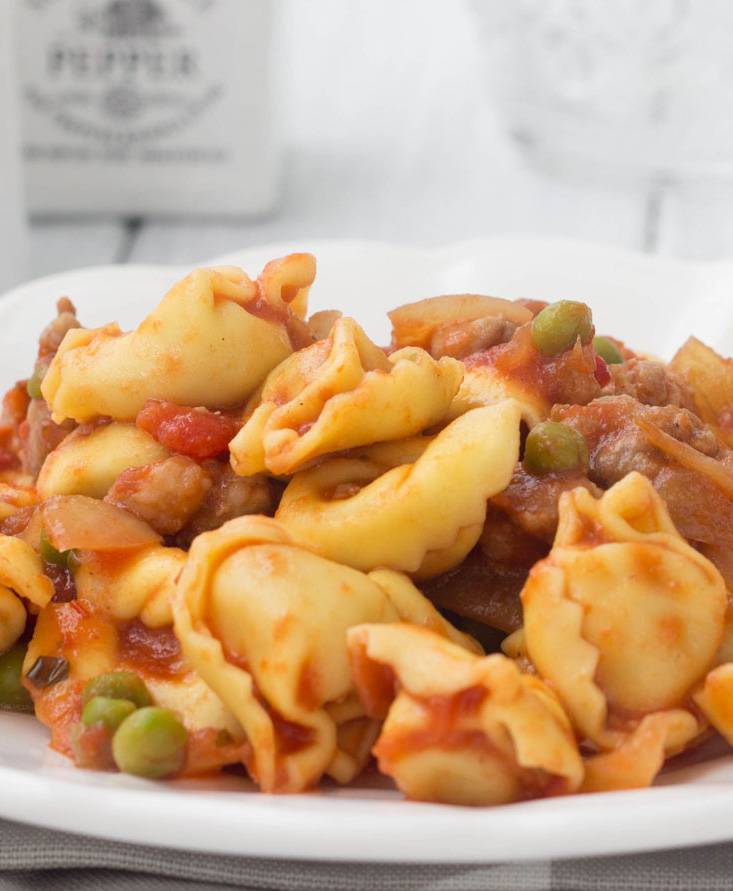 Tortellini al sugo di salsiccia e piselli