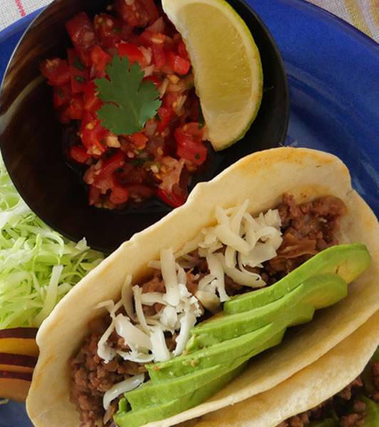 手作りトルティーヤとジューシーなチリコンカンにアボカドを添えて