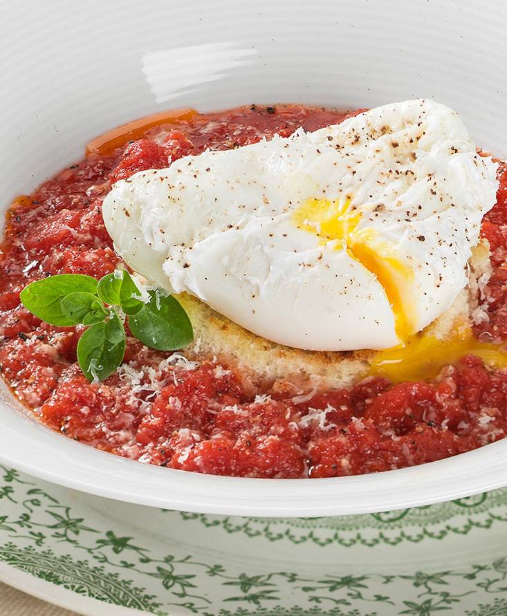 Uova in camicia su pane integrale, salsa di pomodoro e pecorino