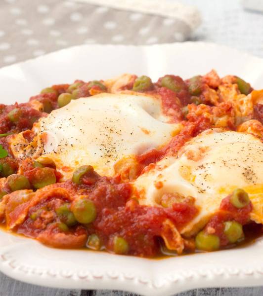 Uova e piselli al sugo