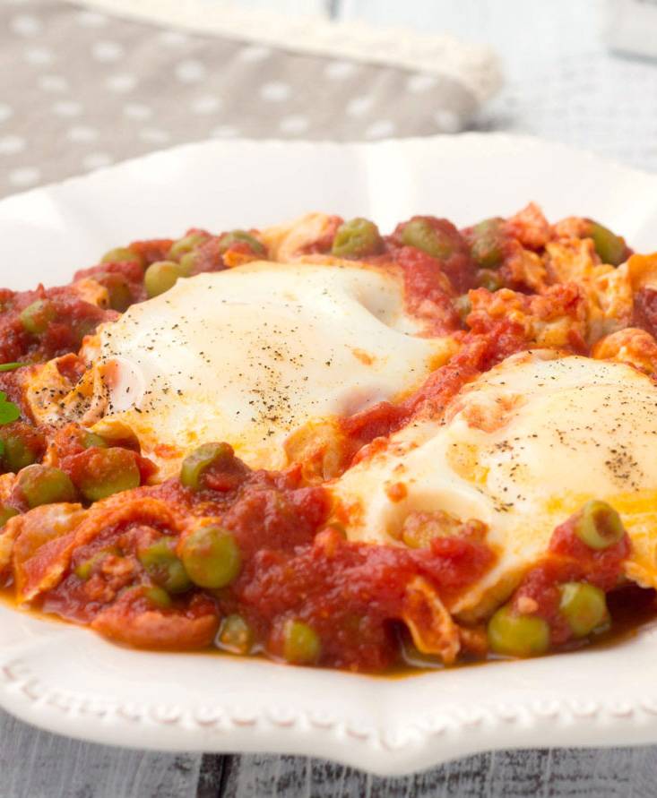 Uova e piselli al sugo