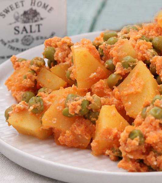 Uova strapazzate con patate e piselli