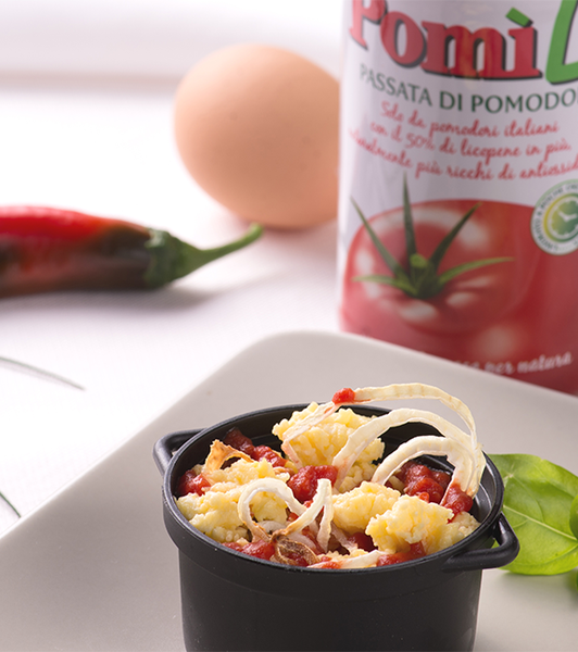 Uova strapazzate morbide al pomodoro