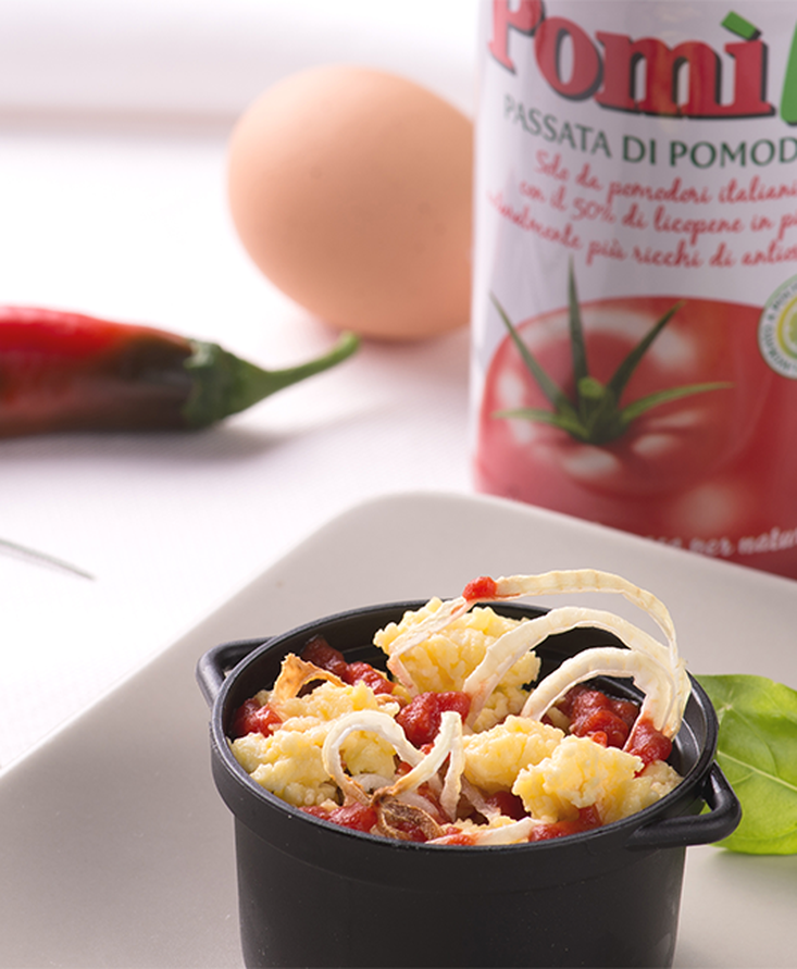 Uova strapazzate morbide al pomodoro