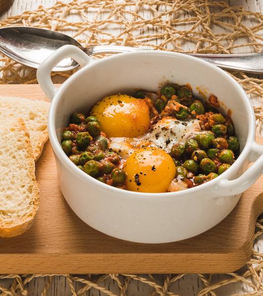 Uova affogato con i piselli novelli