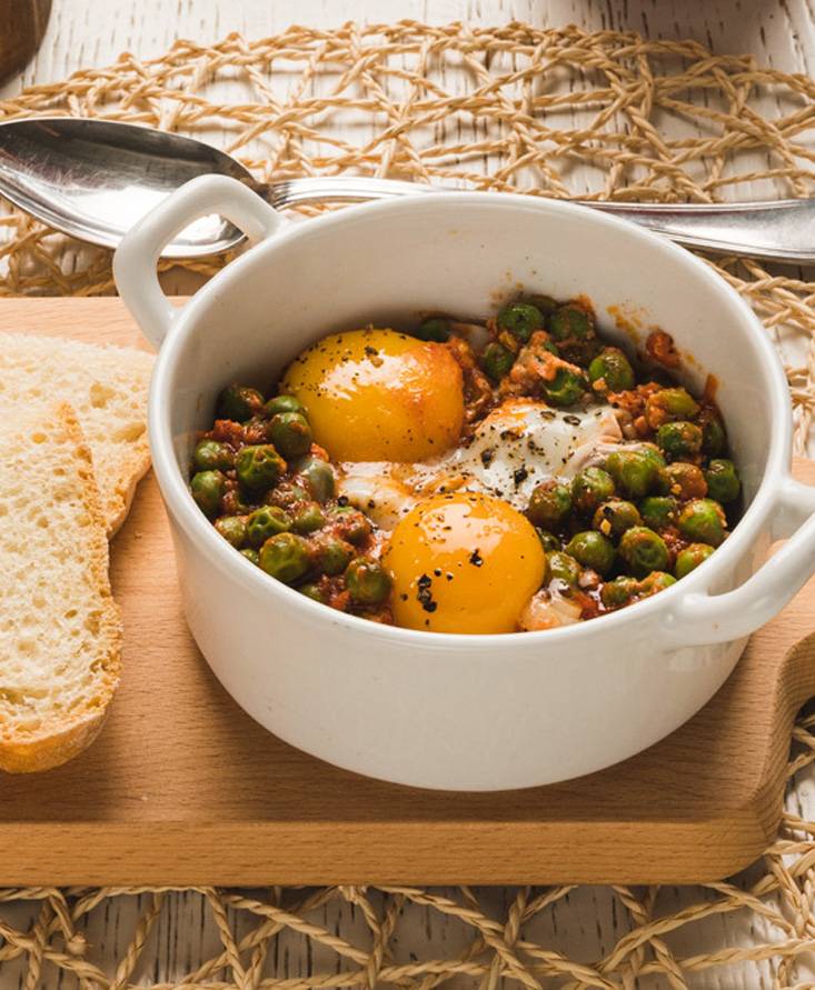 Uova affogato con i piselli novelli