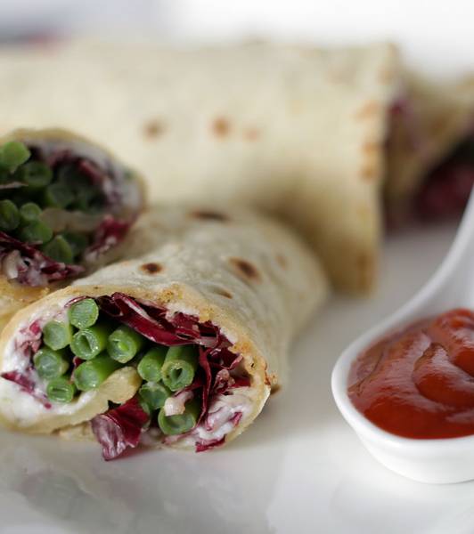 Veggie wrap con formaggio di riso alle alghe, fagiolini scottadito, radicchio rosso e Ketchup Pomì