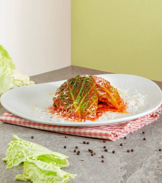 Savoy cabbage in tomato sauce