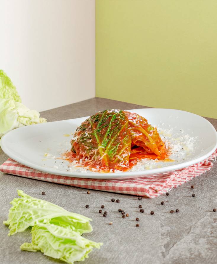 Savoy cabbage in tomato sauce