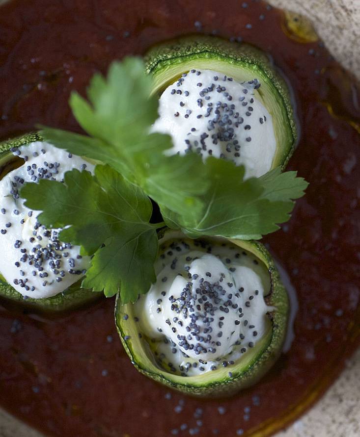 Zucchini, gefüllt mit Tomatenkäse, Thymian und Mohnsamen