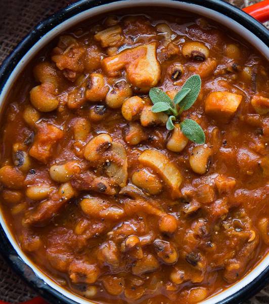 Zuppa di fagioli dall’occhio con speck e porcini