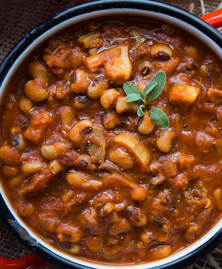 Zuppa di fagioli dall’occhio con speck e porcini